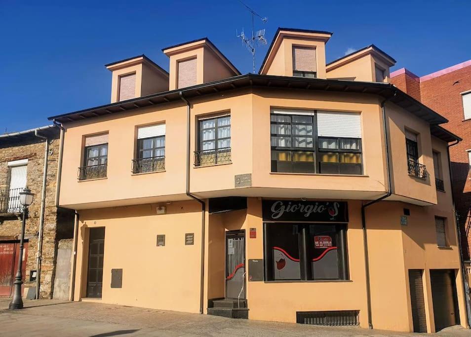 Apartamento En El Casco Antiguo De Понферада Екстериор снимка