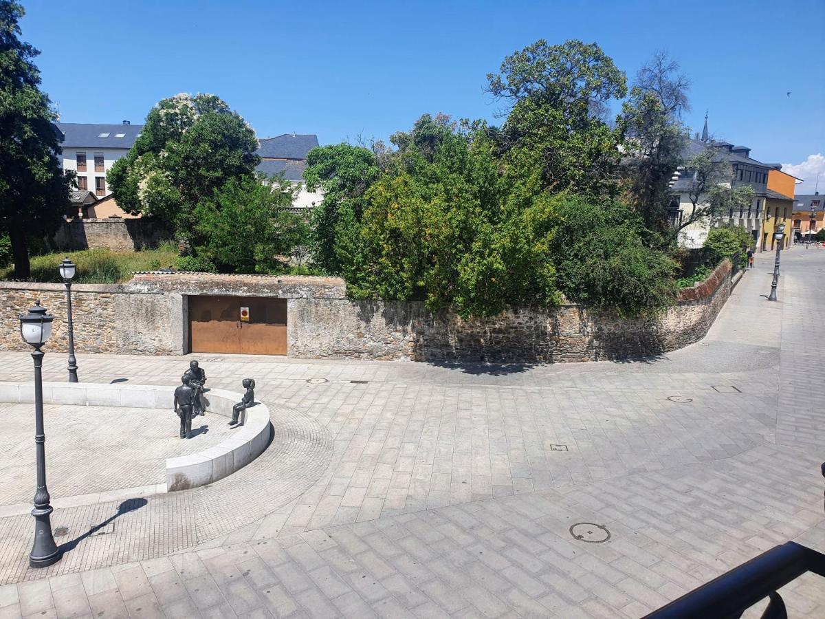 Apartamento En El Casco Antiguo De Понферада Екстериор снимка